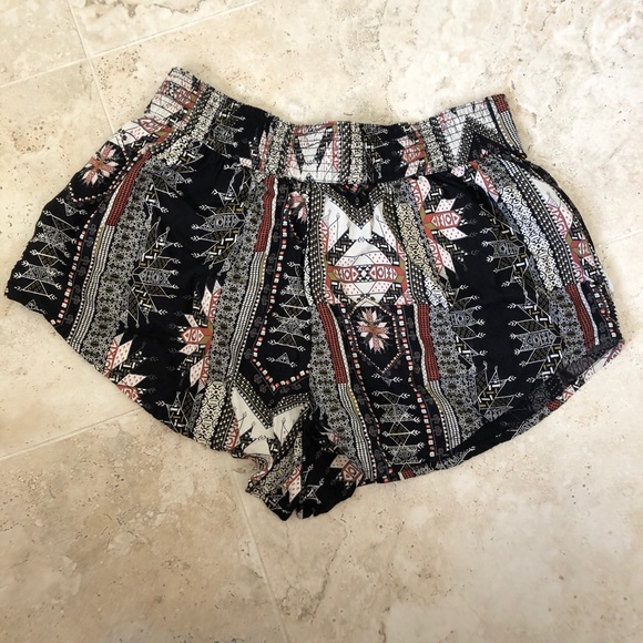 Sun & Shadow Print Shorts - Picture 3 of 8